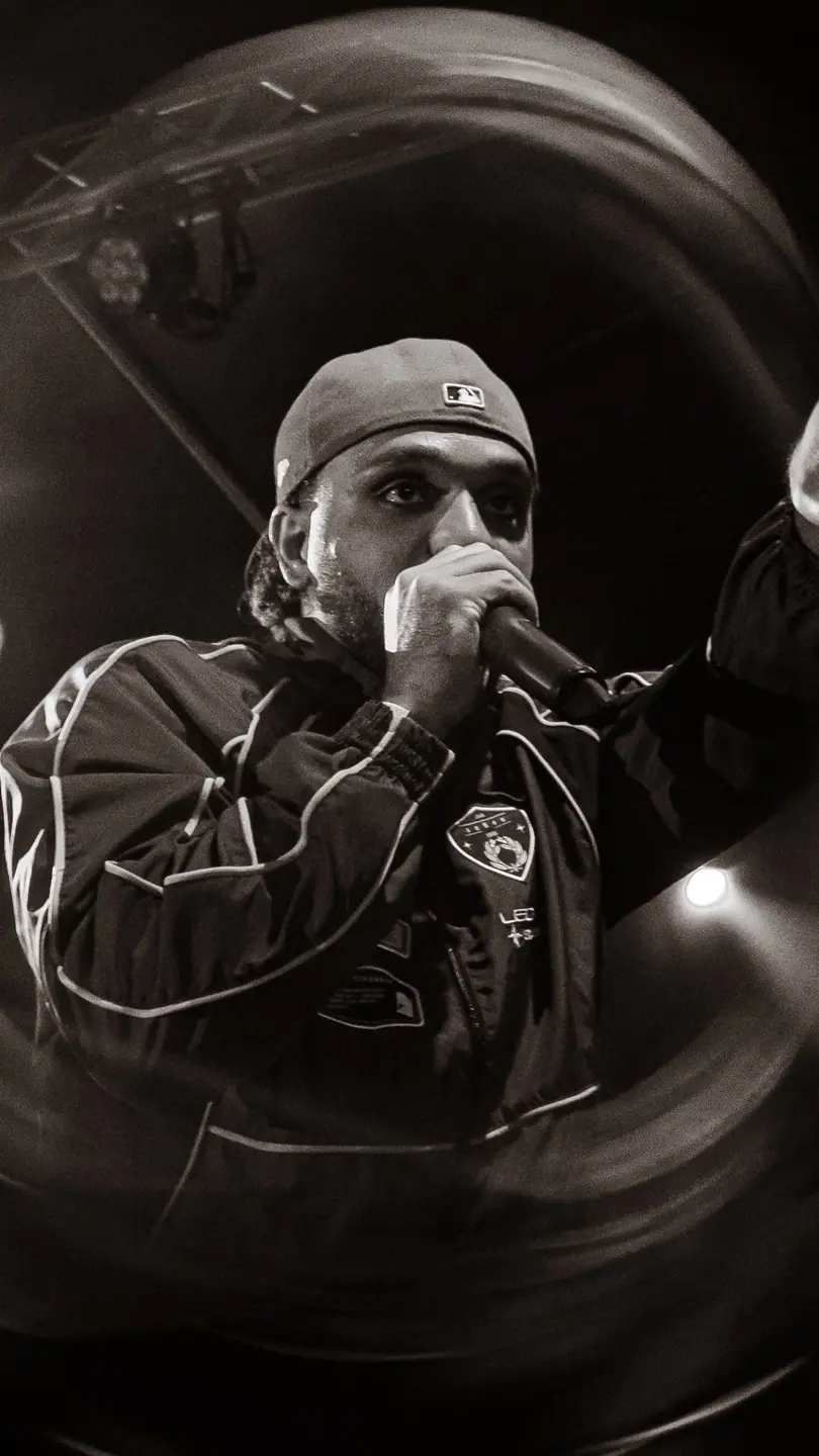 Rapper am Mikro, Fisheye-Aufnahme vom XXL Open Air Gießen