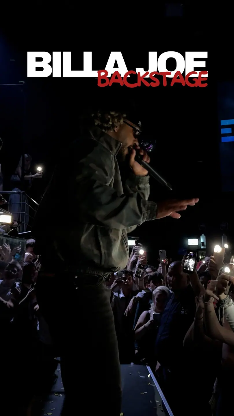 Billa Joe auf der Bühne vor der Crowd